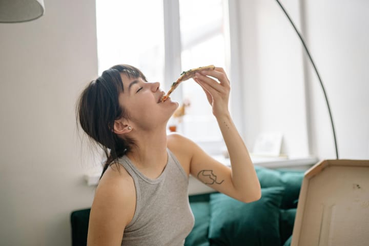 What Mindful Eating Actually Looks Like in a Real, Messy Life